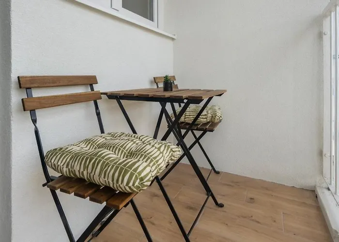 Center Apartment Split