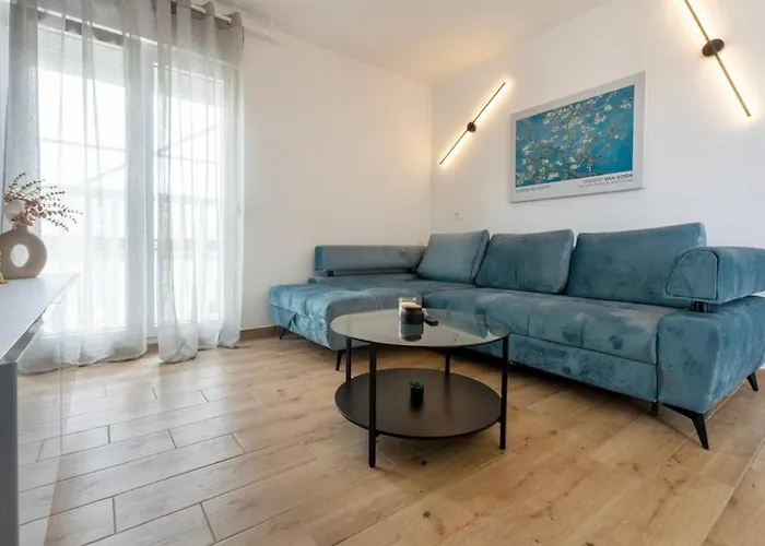 Center Apartment Split